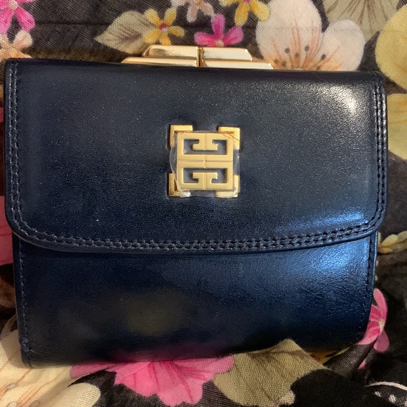 Givency Wallet - Picture 13 of 13